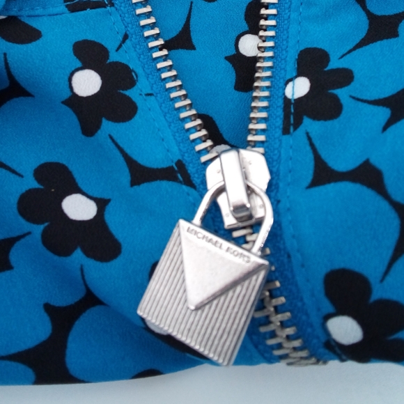 MICHAEL Michael Kors Blue Black Floral Metal Purse Zipper Charm Blouse Work M - Picture 4 of 11